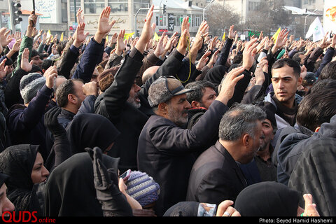 درحاشیه حضور اقشار مختلف مردم مشهد در آغازمراسم تشییع سردارسلیمانی