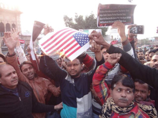 تظاهرات مردم هند مقابل سفارت آمریکا در محکومیت ترور سردار سلیمانی