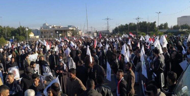 تجمع مردم بصره در انتظار پیکر «ابومهدی المهندس» برای تشییع 