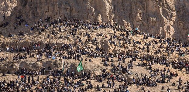 مردم در گلزار شهدای کرمان در انتظار ورود فرمانده نشستند 