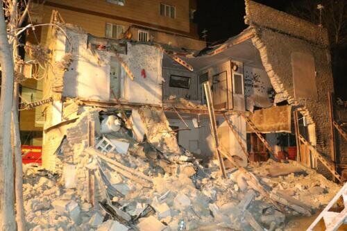 تخریب ساختمان دوطبقه و نجات معجزه‌آسای دو نفر از زیر آوار