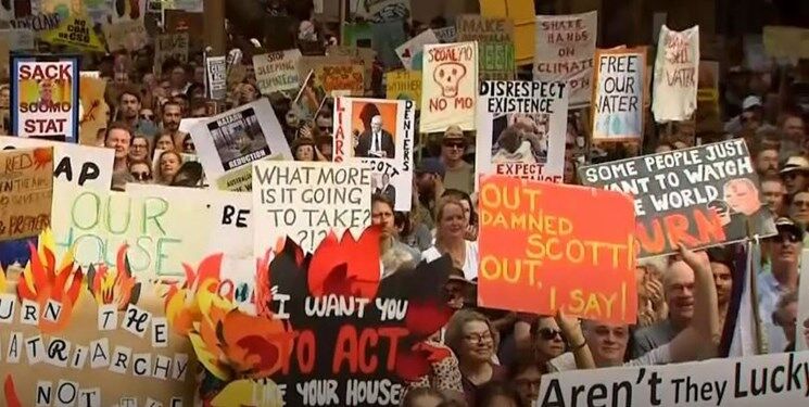 تظاهرات ضددولتی در استرالیا/ادامه تخلیه مناطقی گسترده با ادامه آتش‌سوزی‌های مهیب
