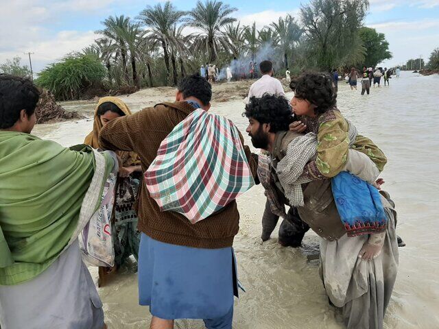 حضور نیروهای جهادی در مناطق سیل‌زده سیستان و بلوچستان/فیلم