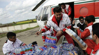 تمهیدات هلال‌احمر استان برای جمع‌آوری کمک‌ها به سیل‌زدگان/از تحویل وجه نقد به افراد خودداری شود