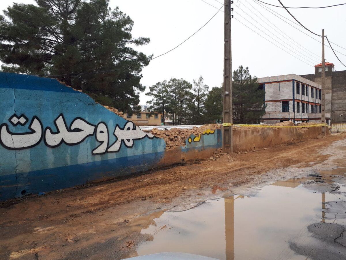 شهرداری کاشمر دیوار مدرسه را تخریب کرد
