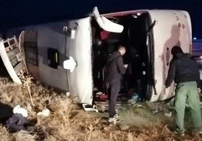 واژگونی اتوبوس مشهد ـ بندرعباس در کرمان / ۳۱ مسافر مصدوم و ۷ نفر جان باختند