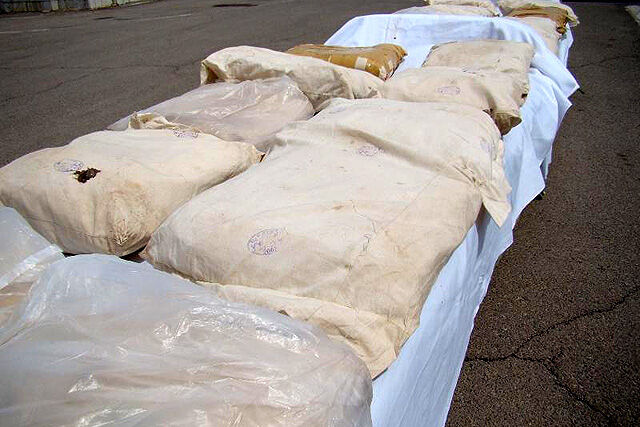 کشف بیش از ۶۰ کیلوگرم مواد مخدر به همراه سلاح غیر مجاز از قاچاقچیان توسط مرزبانان خراسان رضوی