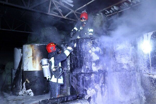 آتش‌سوزی مهیب کارخانه تولید ایزوگام در حومه مشهد