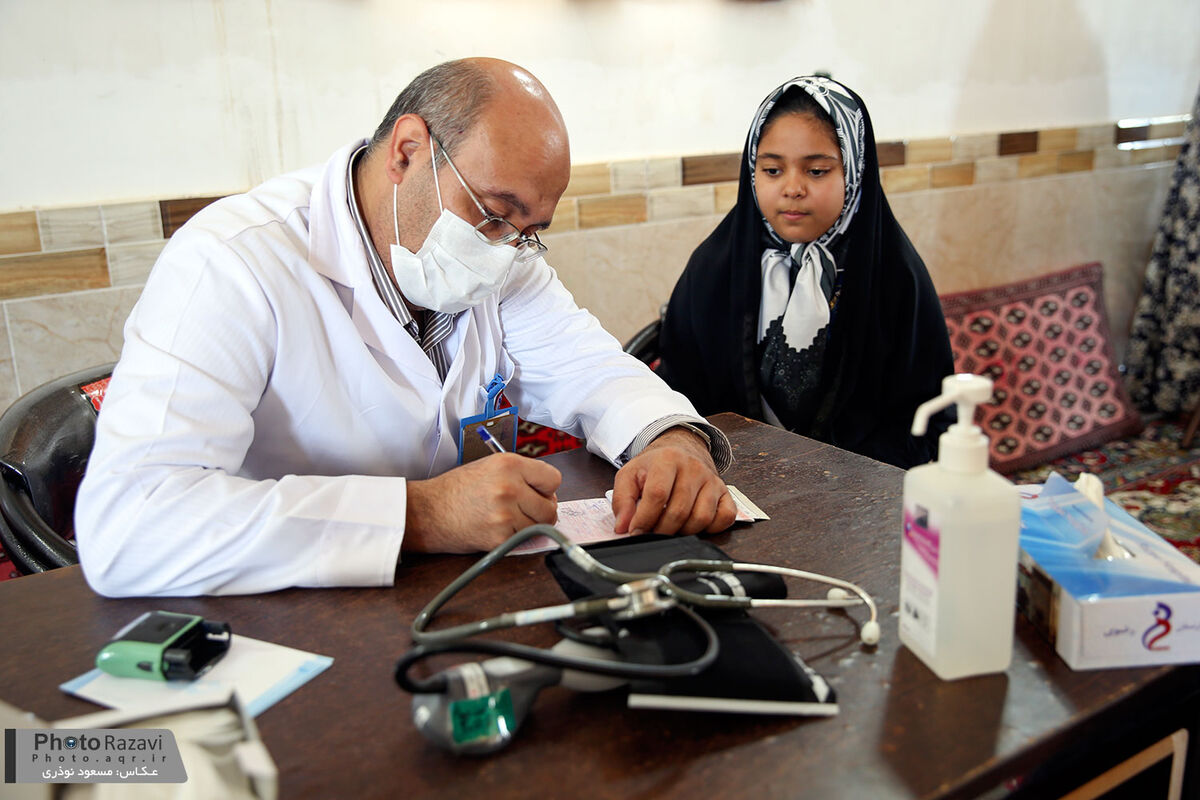 ویزیت رایگان بیماران مناطق سیل‌زده سیستان و بلوچستان توسط کادر پزشکی آستان قدس رضوی