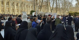 تجمع مقابل وزارت خارجه/ مردم و دانشجویان: ظریف بابت اظهاراتش عذرخواهی کند
