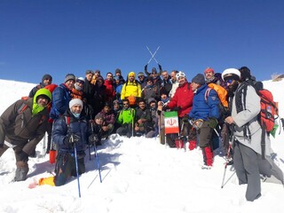 صعود کوهنوردان آستان قدس به قله ۲۶۰۰ متری کوه «چمن» خراسان رضوی