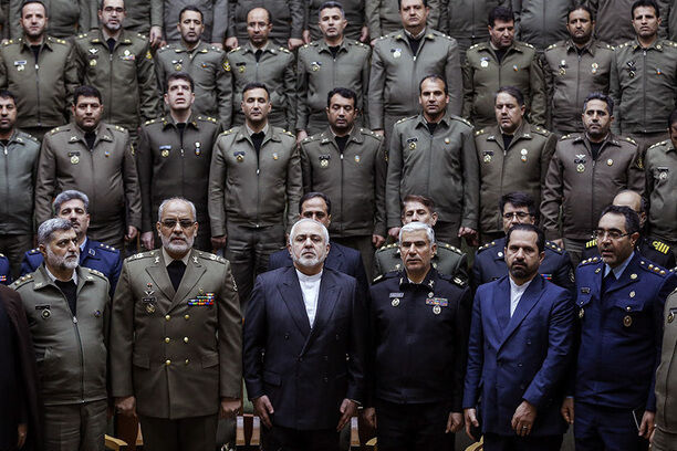 ژست‌های پرهیجان ظریف در میان نظامیان