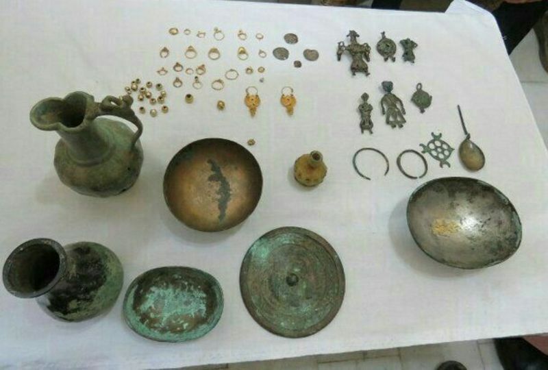 انتقال اشیای تاریخی کشف شده در دشتستان به موزه 