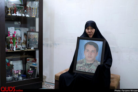 کلثوم غلامی محمدی مادر شهید محمود سالاری متولد سال ۶۰ که در مهر سال ۹۵ در حلب به شهادت رسید.