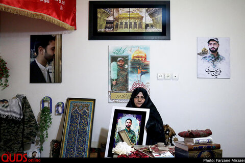 زهرا نائمی مادر شهید حسین هریری، متولد سال ۶۸ که در آبان ۹۵ در حلب به شهادت رسید.