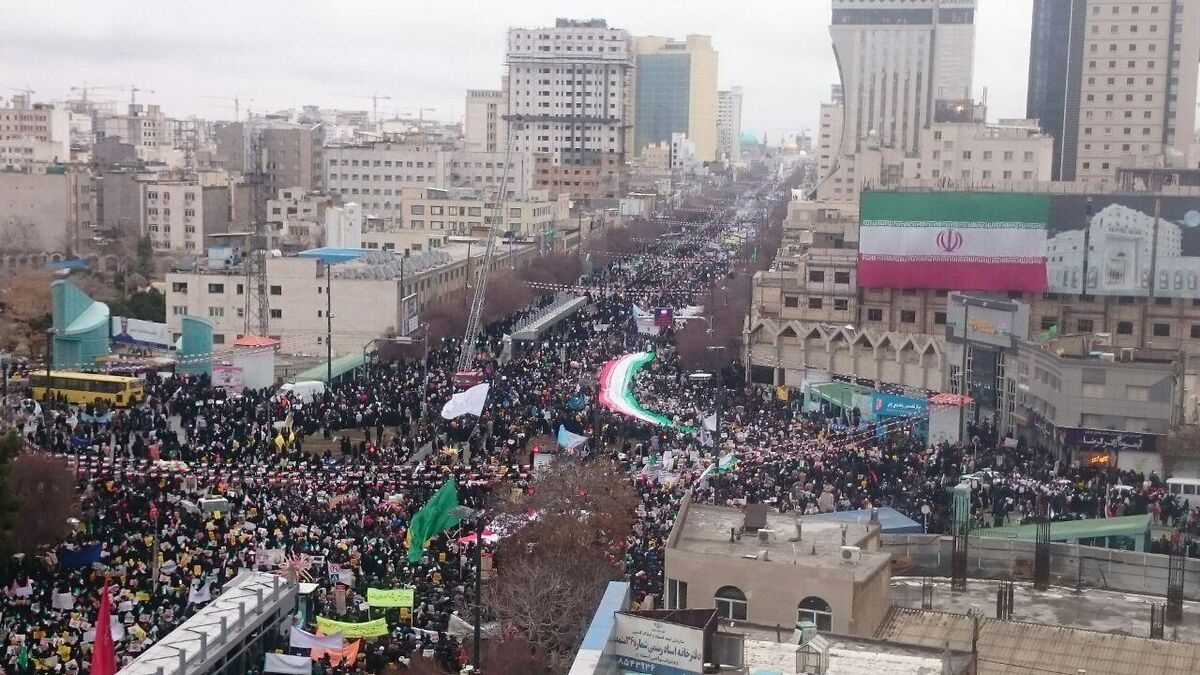آغاز راهپیمایی ۲۲ بهمن در مشهد/ همه آمده‌اند