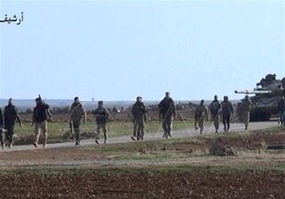 استقرار ارتش سوریه در دو طرف بزرگراه استراتژیک پس از شکست تروریست‌ها+عکس