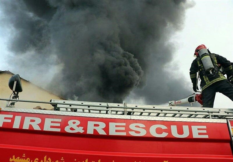 آتش‌سوزی مهیب کارخانه تولید "فوم‌های پلی‌اتیلن" در مشهد مهار شد