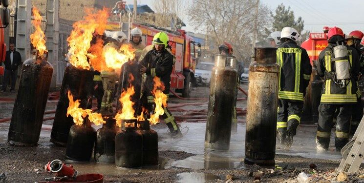 مهار آتش سوزی مهیب کارخانه تولید «فوم های پلی اتیلن» در مشهد
