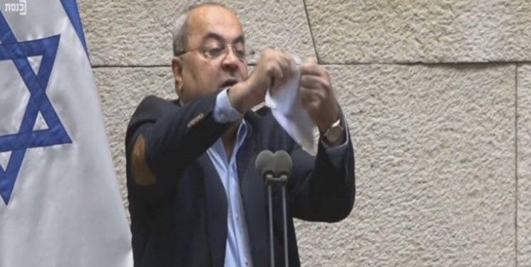 نماینده عرب پارلمان رژیم صهیونیستی، «معامله قرن» را پاره و زیر پا له کرد