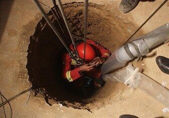 نجات معجزه‌آسای فرد گرفتار از عمق چاه آب در حومه مشهد