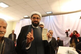 امام جمعه همدان در ساعات اولیه رای خود را به صندوق انداخت