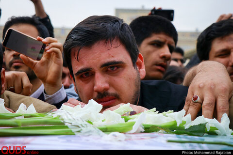 تشییع پیکر پاک شهید مدافع حرم اصغر پاشاپور در حرم مطهر رضوی