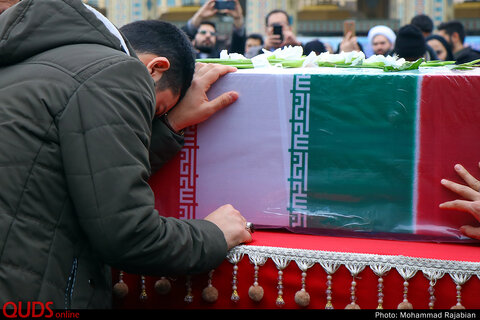 تشییع پیکر پاک شهید مدافع حرم اصغر پاشاپور در حرم مطهر رضوی