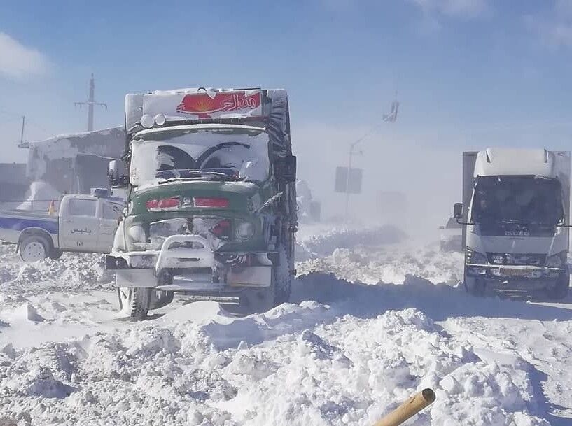 برف و کولاک تردد تریلی در مسیر قوچان- درگز را ممنوع کرد