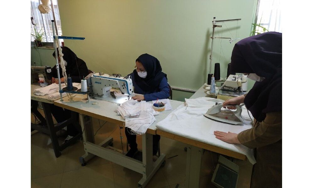 راه‌اندازی کارگاه تهیه ماسک‌های بهداشتی توسط همسران مرزبانان