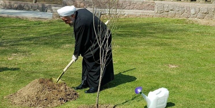 روحانی: هر کسی یک نشانی به نام درخت از خودش باقی بگذارد

