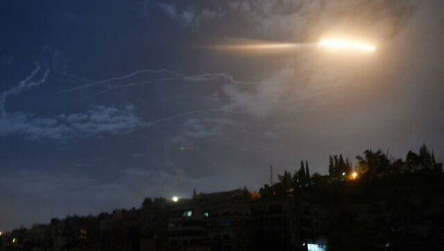 مقابله پدافند هوایی سوریه با موشکهای اسرائیلی
