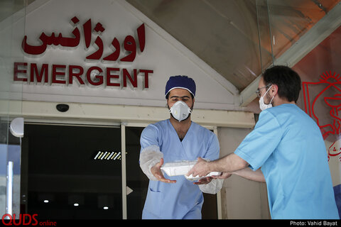 توزیع غذای مهمانسرای حضرت در بیمارستان شریعتی مشهد