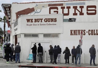 آمریکایی‌ها از ترس کرونا در صف‌های طولانی خرید اسلحه ایستادند