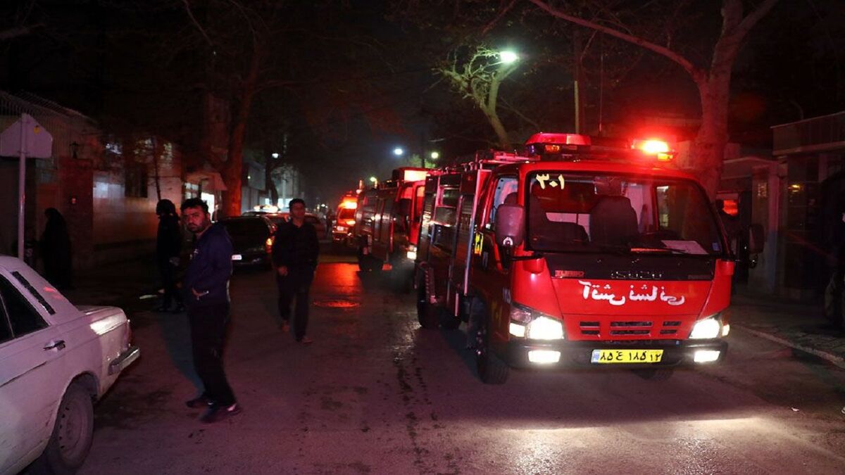 نجات چهار نفر از جمله یک خانم باردار از میان شعله‌های آتش و دود در مشهد