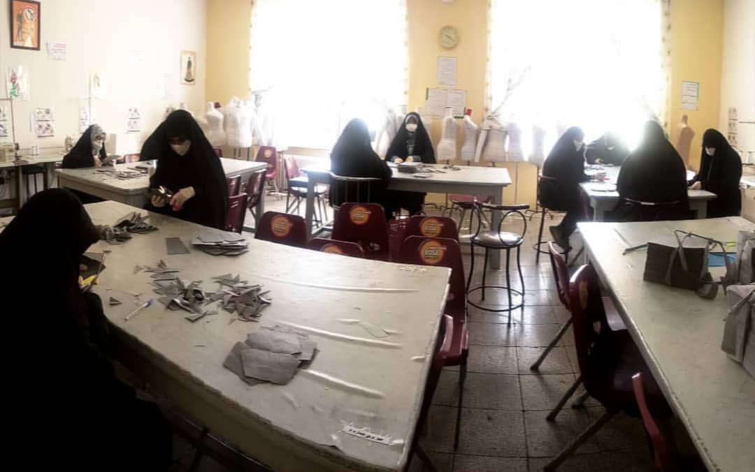 دانش آموزان مشهدی ۲۰ هزار ماسک تولید کردند