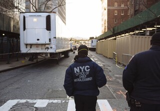 استفاده از کامیون یخچالدار برای حمل اجساد قربانیان کرونا در نیویورک
