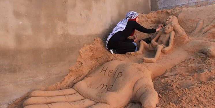 دختری که رویاهای فلسطین را با مجسمه‌های شنی ترسیم می‌کند + تصاویر