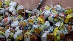 توزیع بسته‌های مواد غذایی بین سیل زدگان میناب