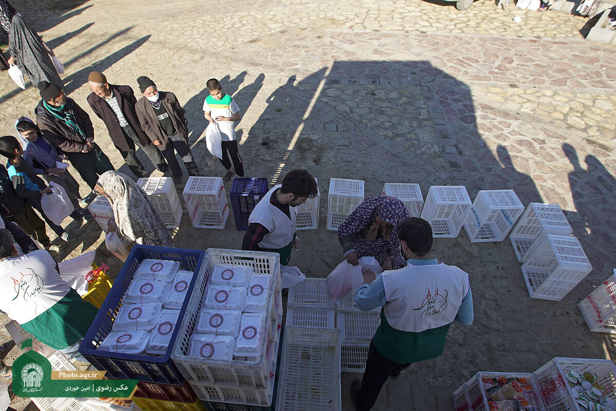 توزیع ۲ هزار پرس غذای متبرک در شش روستای محروم بخش رضویه
