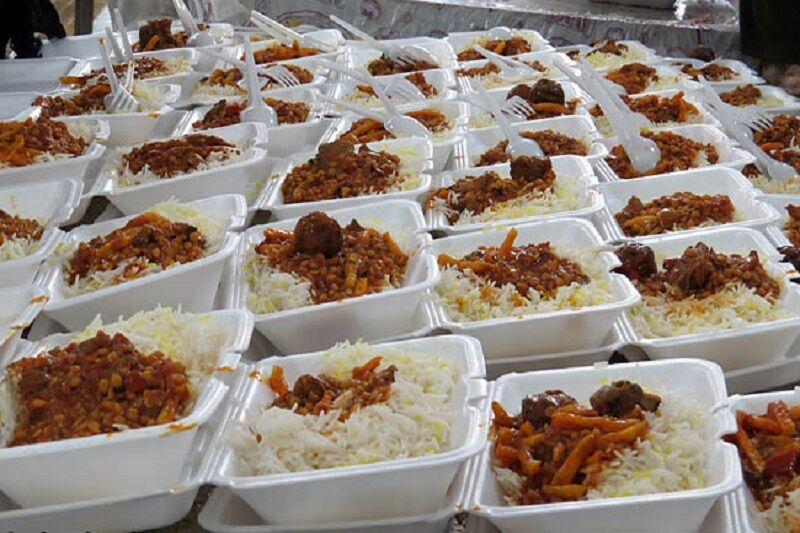 توزیع غذای گرم میان مدافعان سلامت توسط خادمان هیأت ابوالفضلی قوچان
