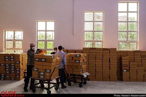 آماده سازی بسته‌های افطار آستان قدس رضوی در دانشگاه‌ها