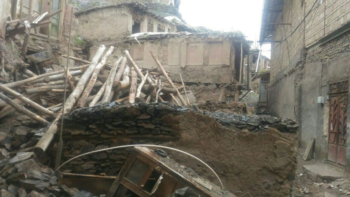 تخریب‌ها در روستای کنگ توسط اهالی این روستا برای بازسازی منازل انجام شده است