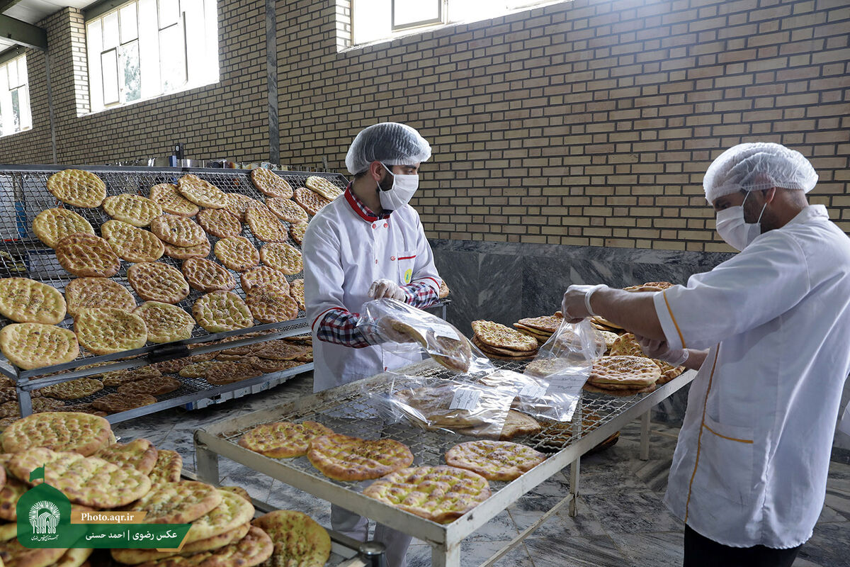 پخت و توزیع روزانه ۵ هزار قرص نان در آشپزخانه جهادی آستان قدس رضوی