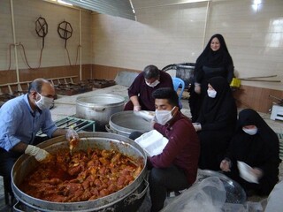 توزیع هر شب ۲۰۰  پرس غذای گرم بسته بندی شده در مناطق محروم و حاشیه شهر بردسکن