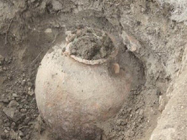 خمره تاریخی هنگام حفر یک قبر در تربت‌حیدریه کشف شد
