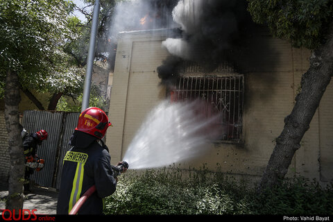 اطفاء حریق منزل قدیمی متروکه در خیابان رازی مشهد