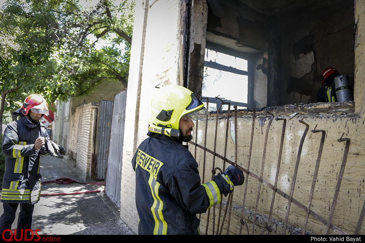 اطفاء حریق منزل قدیمی متروکه در خیابان رازی مشهد