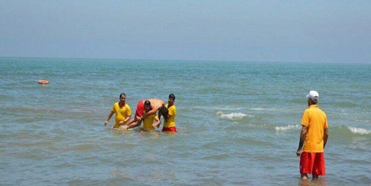 نجات‌ ۱۱۰ نفر از غرق شدن در دریای مازندران