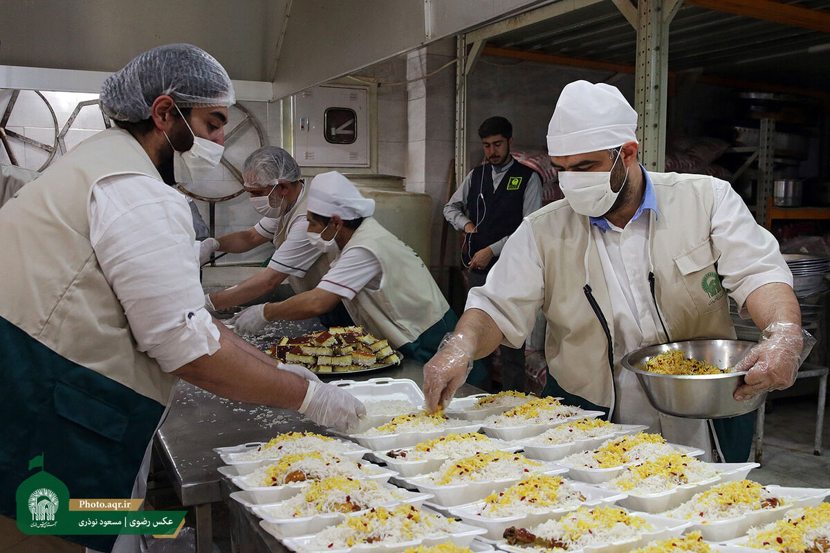 توزیع ۱۰۰ هزار غذای متبرک مهمان‌سرای امام رضا(ع) در مناطق کم برخوردار مشهد